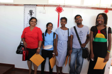 学员们领取学时证明和成绩单2