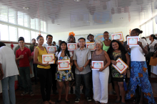 学员们领取学时证明和成绩单3