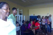 观看太极拳的学生们