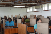 认真听讲的学生们