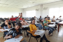 书法课充满欢声笑语