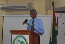 人文教育学院院长Alim Holsen主持揭牌仪式