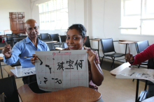 学生开心地写出自己的中文名字