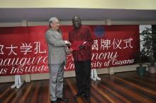 张利民大使代表孔院向圭大校长赠书